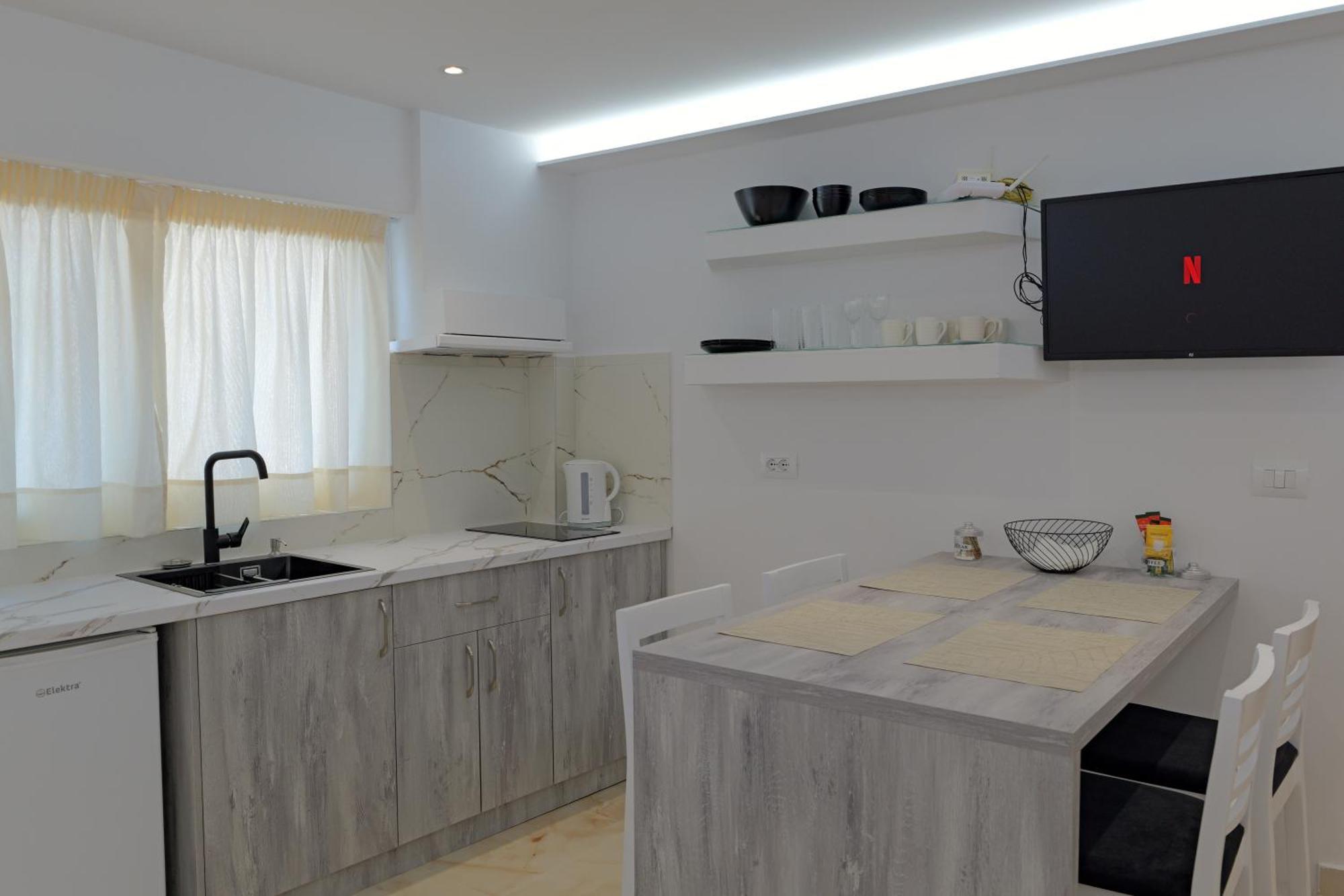 Livia'S Guesthouse Ksamil Ngoại thất bức ảnh