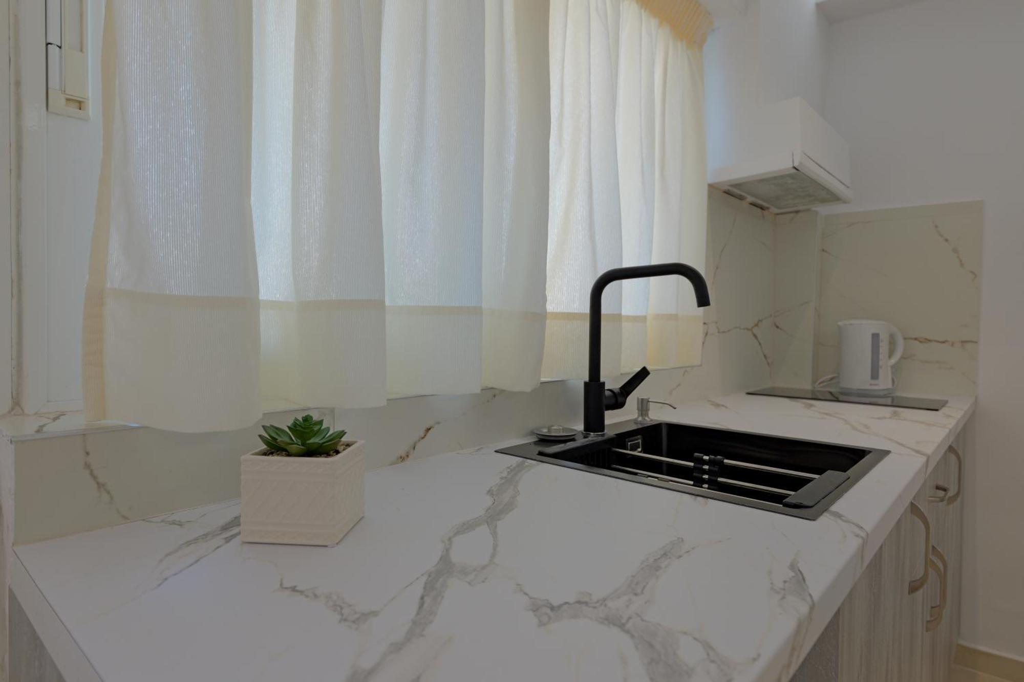 Livia'S Guesthouse Ksamil Ngoại thất bức ảnh