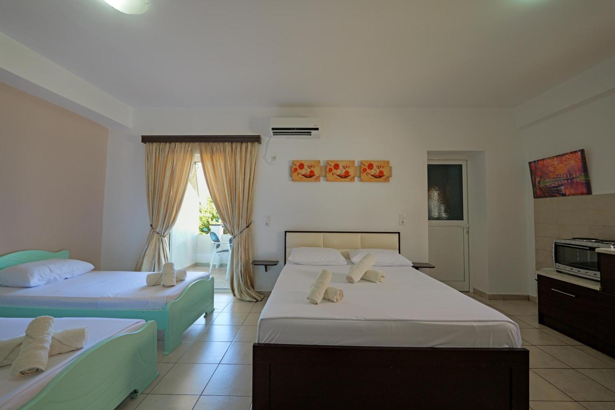 Livia'S Guesthouse Ksamil Ngoại thất bức ảnh