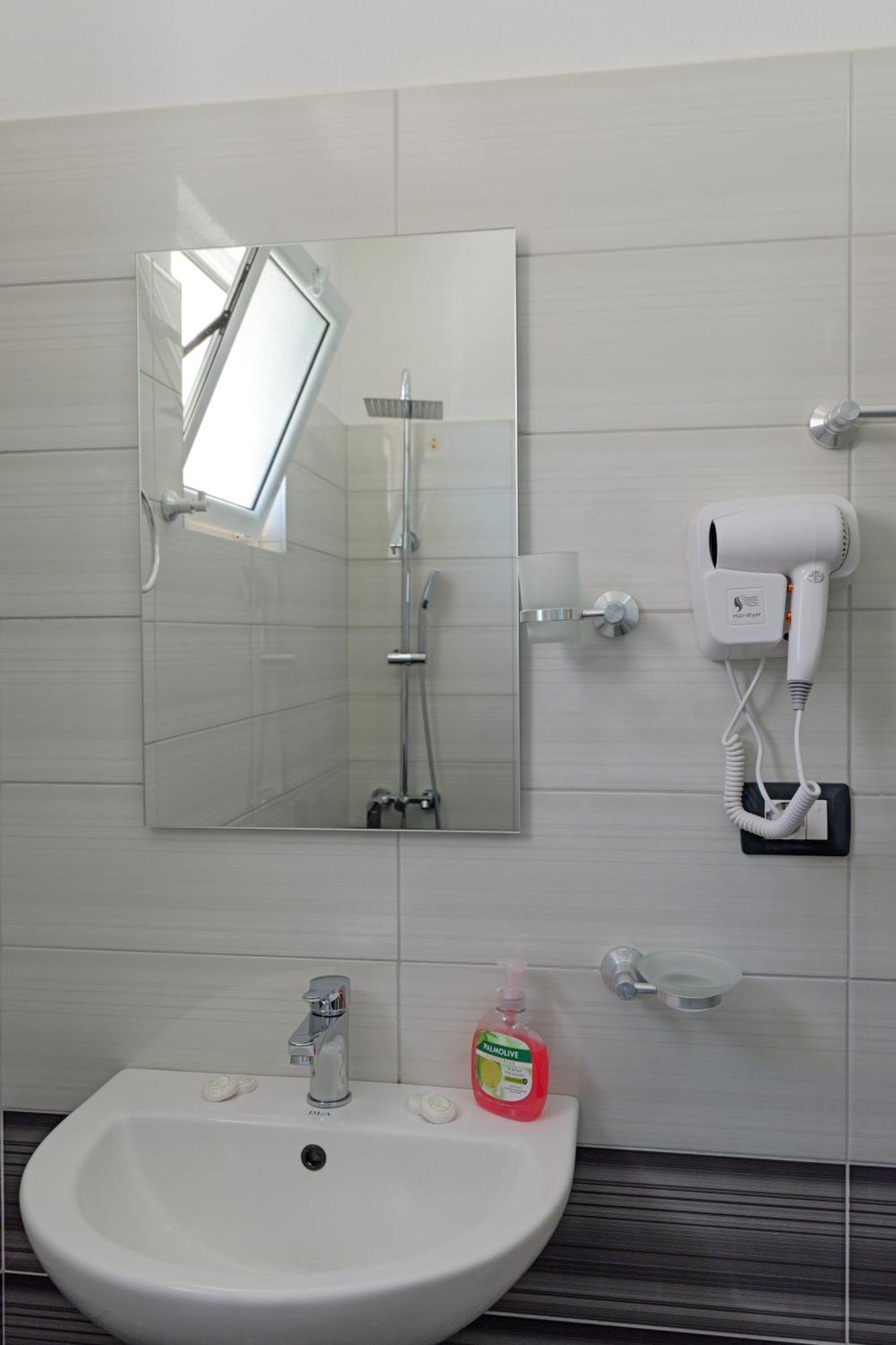 Livia'S Guesthouse Ksamil Ngoại thất bức ảnh