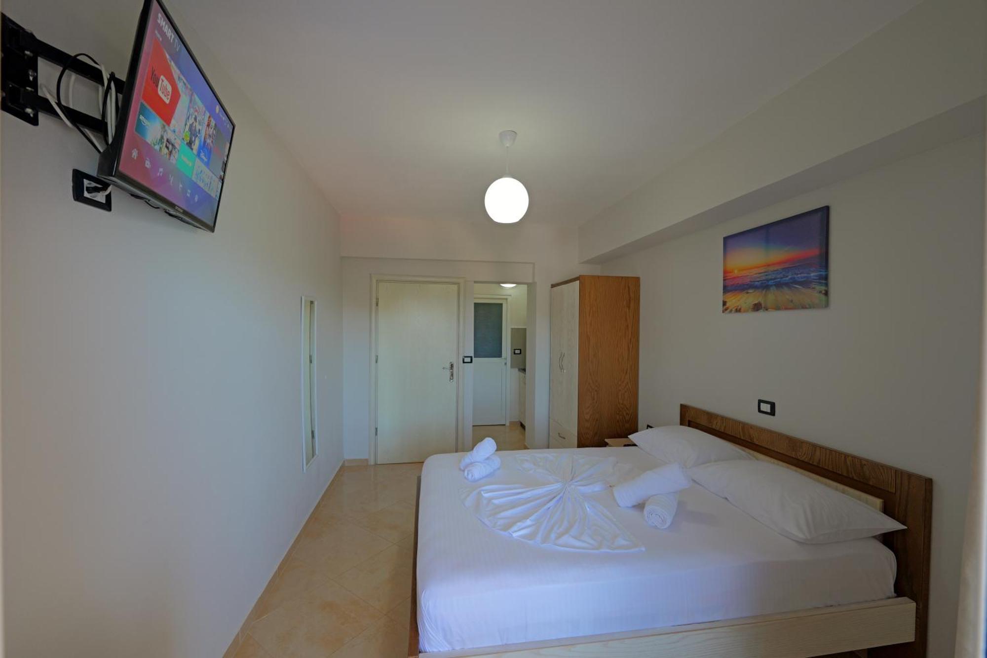 Livia'S Guesthouse Ksamil Ngoại thất bức ảnh