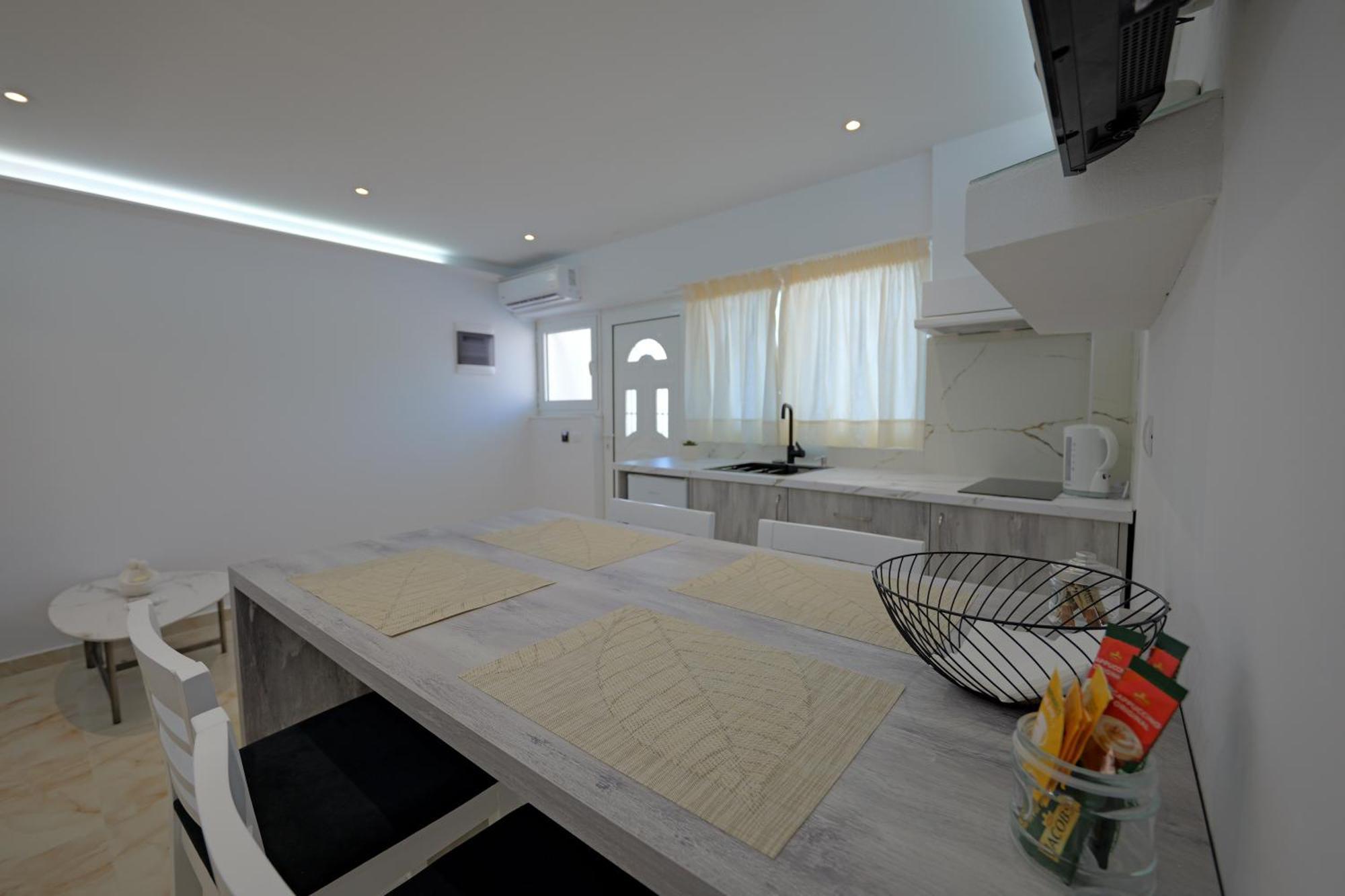 Livia'S Guesthouse Ksamil Ngoại thất bức ảnh